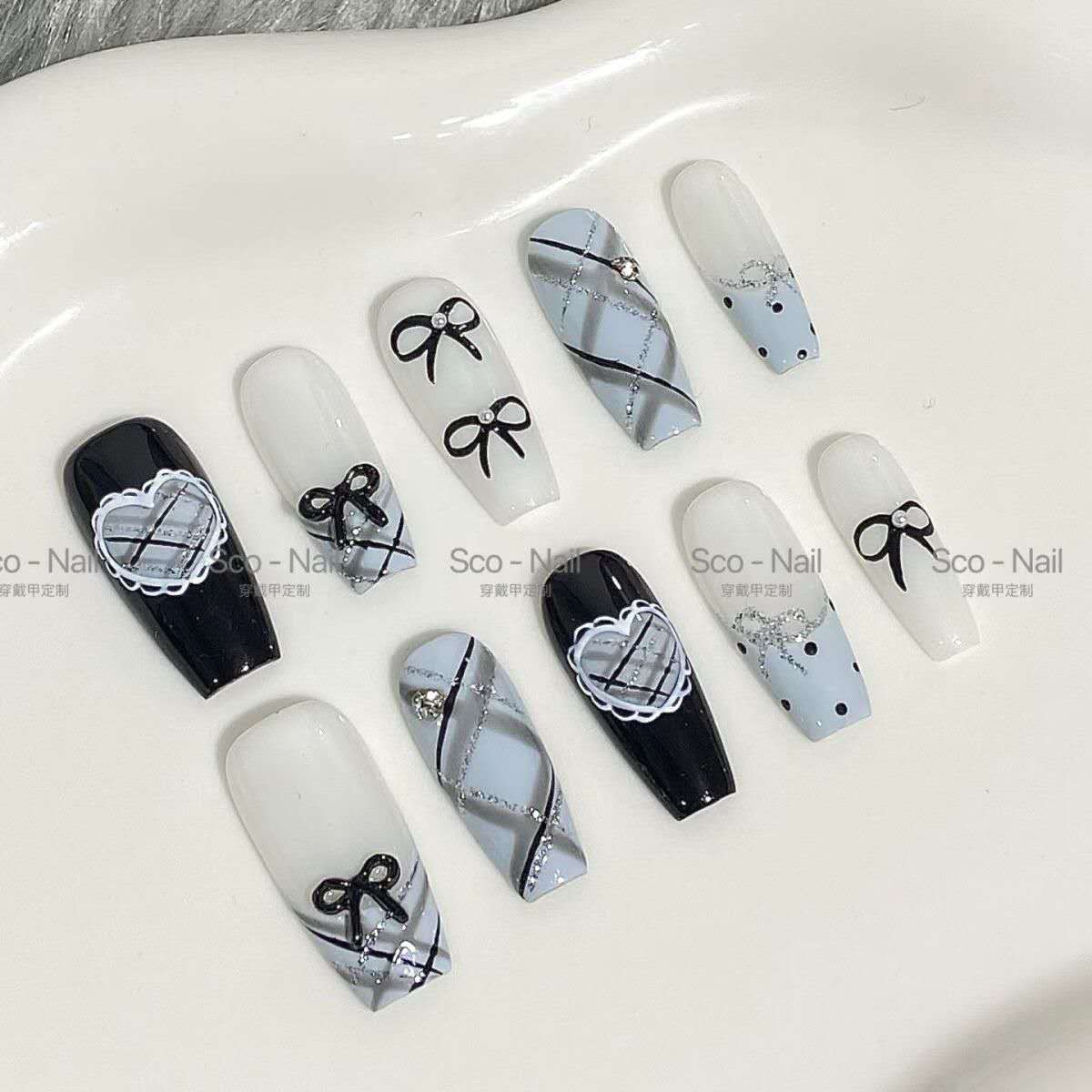 Handgefertigte, individuelle „Sweet Plaid“-Nägel | Spitzen- und blau-schwarzes Schleifendesign | Verträumte Press-On-Nagelkunst