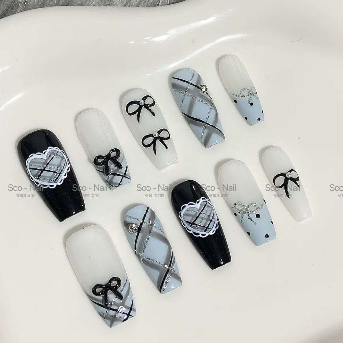 Handgefertigte, individuelle „Sweet Plaid“-Nägel | Spitzen- und blau-schwarzes Schleifendesign | Verträumte Press-On-Nagelkunst