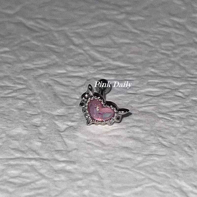 Ohrklemme mit rosa Zirkonia in Farbverlauf | Herz- und Schmetterlingsknorpelohrringe | Aufschraubbarer Titan-Helix-Schmuck