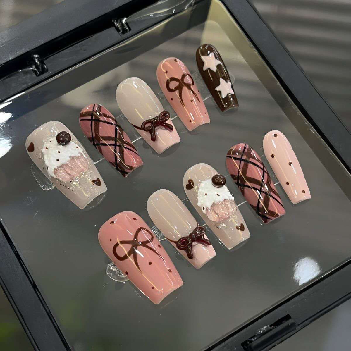 Handgemachte „Velvet Beige“ Press-On-Nägel | Süßes rosa Eiscreme- und Kuchenschleifen-Design | Süße braune Nagelkunst