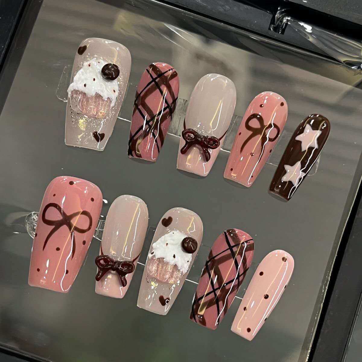 Handgemachte „Velvet Beige“ Press-On-Nägel | Süßes rosa Eiscreme- und Kuchenschleifen-Design | Süße braune Nagelkunst
