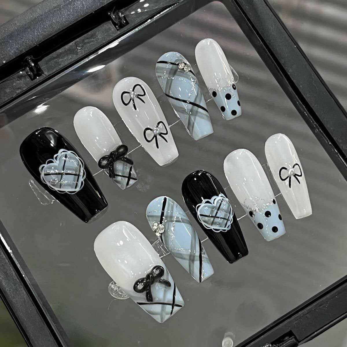 Handgefertigte, individuelle „Sweet Plaid“-Nägel | Spitzen- und blau-schwarzes Schleifendesign | Verträumte Press-On-Nagelkunst