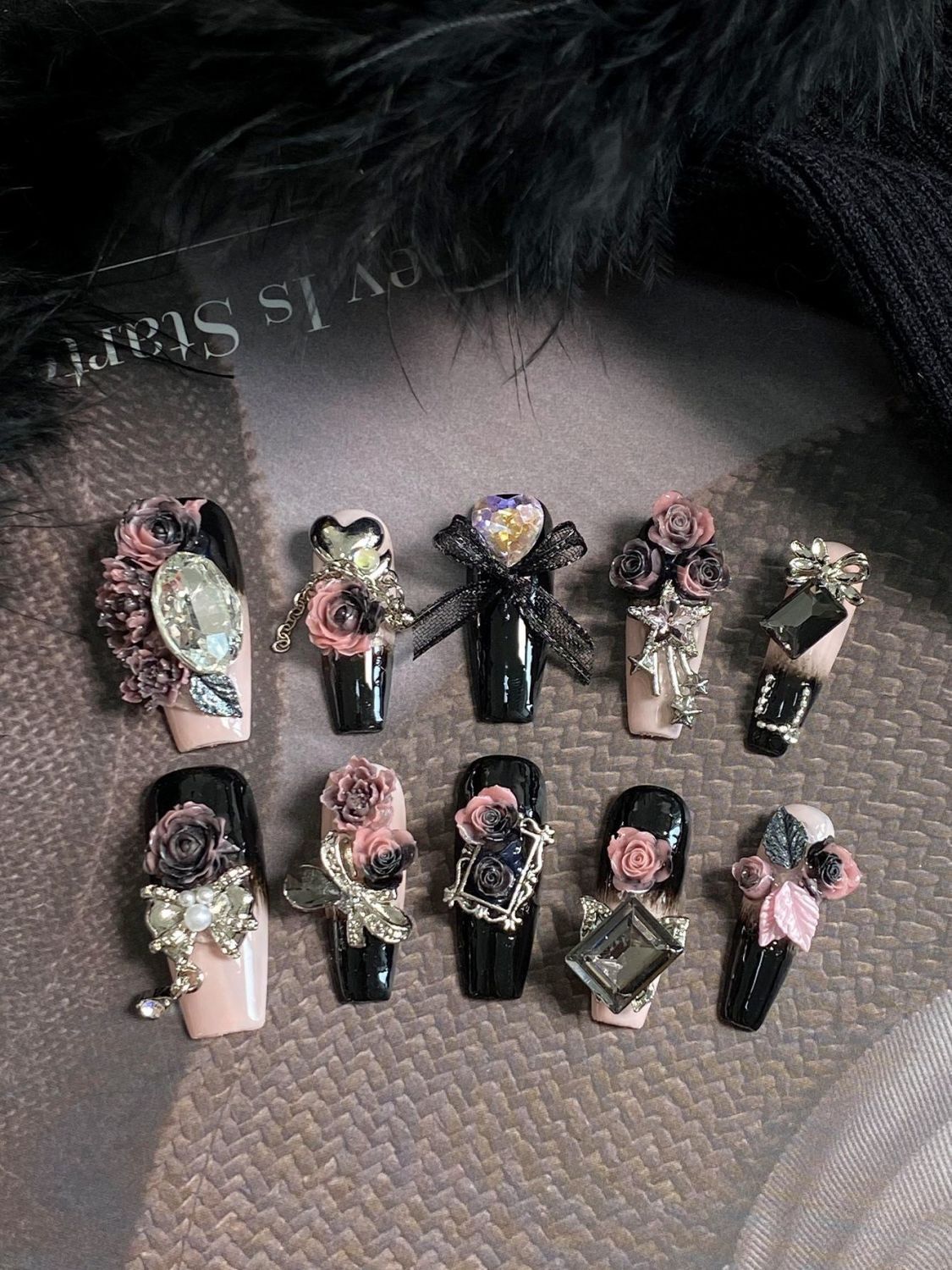 Luxuriöse, strapazierfähige Press-On-Nägel | Schwarz-pinkes Rosen- und Schleifen-Design | Handgemachte, abnehmbare Nagelkunst